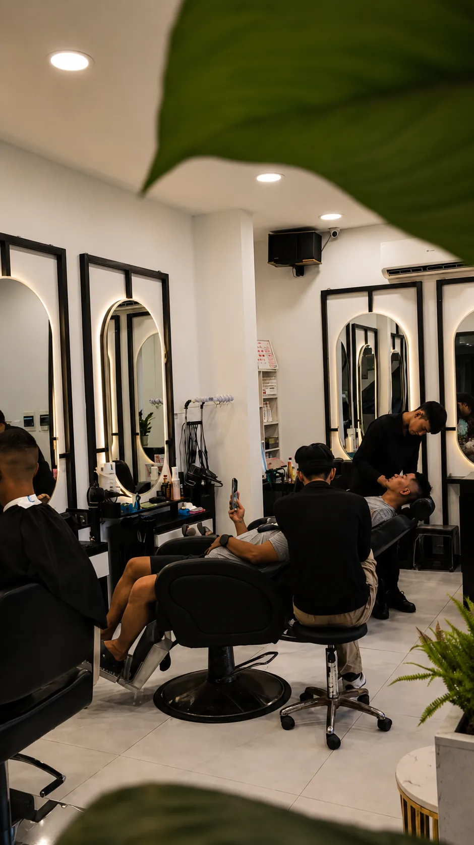 Zimi Hair Salon Da Nang – stylists at work